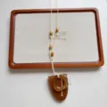 Retro Maillard Leder Brillenclip Halskette mit Holzperlen und langer Kordel, schickes Accessoire. - Stil D (XL4978D)