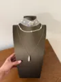 Detailansicht der mehrlagigen französischen Perlen-Choker und tropfenförmigen Halskette. - Mehrlagige Wassertropfen Kette (XL4820)