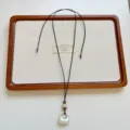 Scatto di dettaglio di una collana con ciondolo geometrico in argento stile nicchia coreana. - Ciondolo Geometrico con Perline (XL4476C)