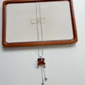 Primo piano della lunga collana con ciondolo a forma di orsetto ambrato trasparente. - Collana Orso Nappina (XL4775)