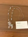 Vista dettagliata della collana con ciondolo a cucciolo, perle di cristallo e perle. - Collana Pecora Trasparente - Cordino (XL5011)