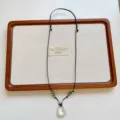 Dettaglio della collana con ciondolo geometrico argento dal design coreano con cordino. - Ciondolo Geometrico con Perline (XL4612)
