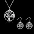 Zilverkleurige levensboom ketting en oorbellen sieraden set close-up detailweergave. - Wit K/Zilver
