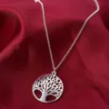 Gedetailleerde opname van de zilverkleurige levensboom hanger halsketting, elegante sieraden. - Zilveren Ketting