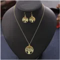 Gouden levensboom ketting en oorbellen set detailweergave, elegante hanger mode. - Goud