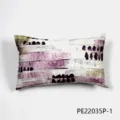 Funda de cojín decorativa rectangular con estampado artístico en tonos morado y oro. - PE22035P-1