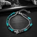 Gros plan détaillé du bracelet double couches en perles turquoise et chaîne avec charm. - Bracelet de Perles Double Couche Motif Hui (S0036-A)