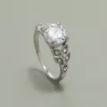 Detailopname van de sprankelende verlovingsring met zirkonia steen en prachtig bladdesign. - Wit 18# KC-verguld M200