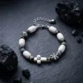 Bracelet de perles en pierre de turquoise blanche et croix, style hip-hop tendance. - Bracelet Turquoise Croix Flocon de Neige (S0034-A)
