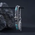 Vue détaillée du bracelet multi-rangs turquoise et croix en métal aux finitions soignées. - Bracelet de Perles Double Couche Fleur de Croix (S0040-A)