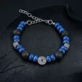 Bracelet en perles de pierre volcanique bleu noir avec breloque de pièce chinoise ancienne. - Bracelet Vintage de Perles Bleues Pièce de Cuivre (S0048-A)