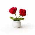 Detailansicht der handgemachten gehäkelten roten Rosen im Topf für Schreibtischdeko. - 2-Kopf Rose (Rot)
