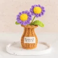 Maceta de flores de ganchillo hecha a mano decoración de escritorio planta de lana tejida - Margarita / Púrpura