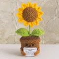 Leuke gehaakte zonnebloem in pot met emotionele ondersteuningskaart voor bureaudecoratie. - Zonnebloem
