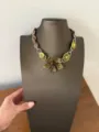Vintage künstlerische Metallblume Anhänger Halskette mit Lederkette und Retro Design. - Halsband Stil (XL4772A) / Antikgold