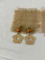 Λεπτομερές κοντινό πλάνο boho σκουλαρικιών από ρατάν με ξύλινη χάντρα και μεταλλικό καρφί. - Στυλ Σκουλαρίκι Ρατάν Λουλούδι (EH2914D)