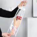 Ramo de flores de ganchillo hecho a mano en bolsa de regalo transparente especial - Clavel rojo