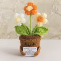 Pianta in vaso all'uncinetto fatta a mano supporto emotivo fiore lavorato a maglia. - 3 Piccoli Fiori Gialli