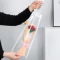 Ramo de rosas tejido a mano en bolsa transparente de regalo, detalle romántico perfecto. - Rojo Rosa