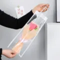 Ramo de flores de tulipanes rosas de ganchillo hecho a mano en bolsa de regalo transparente. - Tulipán Rosa Oscuro Abierto