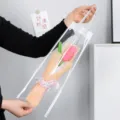 Ramo de flores de tulipán tejido a mano en bolsa de regalo transparente para eventos especiales. - Tulipán Rosa Fuerte