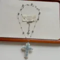 Detail van de Y2K stijl zilveren parelkruis ketting, een heel schattig en trendy sieraad. - Kruis Halsketting (XL4384A) / Blauw