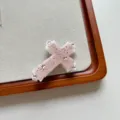 Roze glitter kruis hanger detail toont zoete coole stijl esthetiek met schattige emoticons. - Kruis Haarclip (FS0909B) / Roze