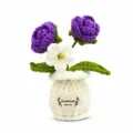 Planta en maceta de rosas violetas de ganchillo hecho a mano, detalle de decoración. - Púrpura Rosa