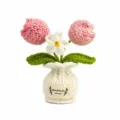 Planta en maceta de ganchillo hecha a mano con tulipanes rosas y flores blancas para decoracion. - Tulipán / Rosa