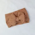 Diadema suave para bebé en punto de ochos marrón con un gran lazo de nailon. - Estilo de Lazo Torcido / Marrón Oscuro