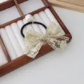 Élastique à cheveux élégant avec nœud en dentelle crème et une perle décorative - Vert