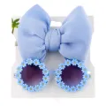 Hellblaues Set mit Gänseblümchen-Sonnenbrille und passendem Schleifen-Stirnband - Gänseblümchen Sonnenbrille + Stoff Stirnband Set / Blau
