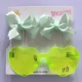 Kinder-Set mit neongelber Herz-Sonnenbrille und minzgrünen Schleifen-Haarspangen - Set aus Haarspange und Sonnenbrille / Minzgrün/Gelb