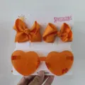 Niedliches orangefarbenes Herz-Sonnenbrillen- und Schleifen-Haarclip-Set für Kinder - Set aus Haarspange und Sonnenbrille / Orange