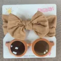 Zweiteiliges Baby-Set mit braunem Schleifen-Stirnband und passender runder Sonnenbrille - Stirnband- und Brillenset / Erdton (47)