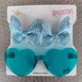 Süßes Set aus herzförmiger Kinder-Sonnenbrille und blauer Glitzer-Schleife-Haarspange - Stirnband- und Brillenset / Blau (50)