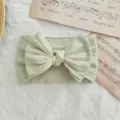 Diadema elástica para bebé color verde menta con textura de trenza y un lazo grande - Estilo de Lazo Torcido / Verde claro
