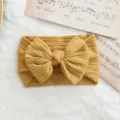 Diadema elástica de nylon para bebé con lazo de punto trenzado en color mostaza - Estilo de Lazo Torcido / Amarillo jengibre