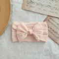 Diadema elástica de nailon rosa para bebé con un lazo grande con textura de trenzas - Estilo de Lazo Torcido / Rosa Claro