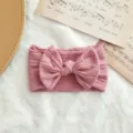 Adorable diadema para bebé rosa de punto trenzado con un lazo decorativo grande suave - Estilo de Lazo Torcido / Rosa Claro