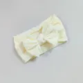 Diadema elástica de nailon para bebé en color crema con trenzado y lazo grande - Estilo de Lazo Torcido / Blanco Roto