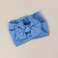 Diadema elástica para bebé en color azul claro con un lazo grande y muy elegante - Estilo de Lazo Torcido / Azul claro