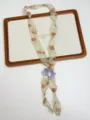 Close-up detail van vintage bloemen zijden sjaal ketting met paarse bloem en parel. - Paarse Bloemenstijl (XL3077C)