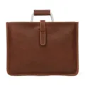 Vue détaillée de la mallette en cuir vintage marron avec de fines surpiqûres blanches. - Marron
