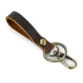 Gedetailleerde close-up van vintage lederen sleutelhanger met bronzen metalen ring. - Model 1050 / Donkerbruin