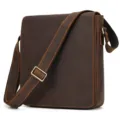 Primer plano del bolso mensajero vintage de cuero genuino para hombre con solapa y hebilla. - Marrón