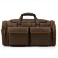 Dettaglio borsa da viaggio in pelle marrone vintage con cerniere metalliche robuste. - Marrone