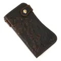 Gros plan détaillé d'un long portefeuille en cuir crazy horse véritable avec motif de dragon. - 1010 - gaufrage dragon marron foncé