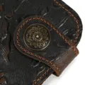 Détail de portefeuille en cuir, motif vintage gaufré, bouton pression en métal, marron. - 1010 - boucle à motif gaufrage dragon 2