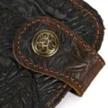 Photo de détail d'un portefeuille en cuir gaufré, texture rétro crazy horse avec bouton métallique. - 1010 - boucle à motif gaufrage tigre